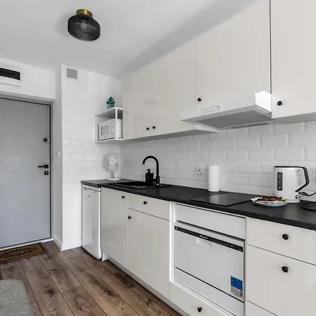 City Center Studio - Park, Subway Nearby - By Rentujemy Daire
