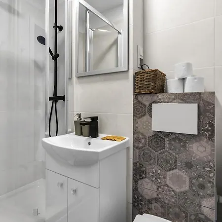 City Center Studio - Park, Subway Nearby - By Rentujemy Daire *